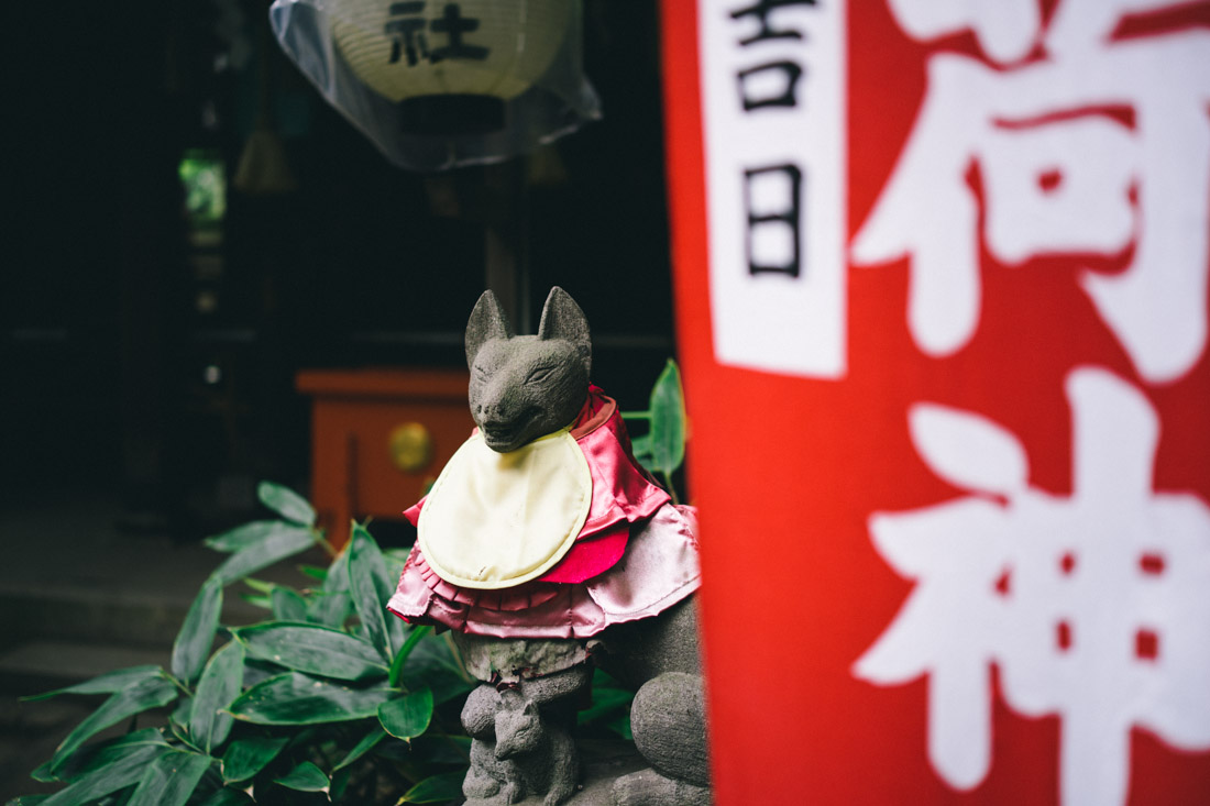 Fox statue at Hanazono Inari.