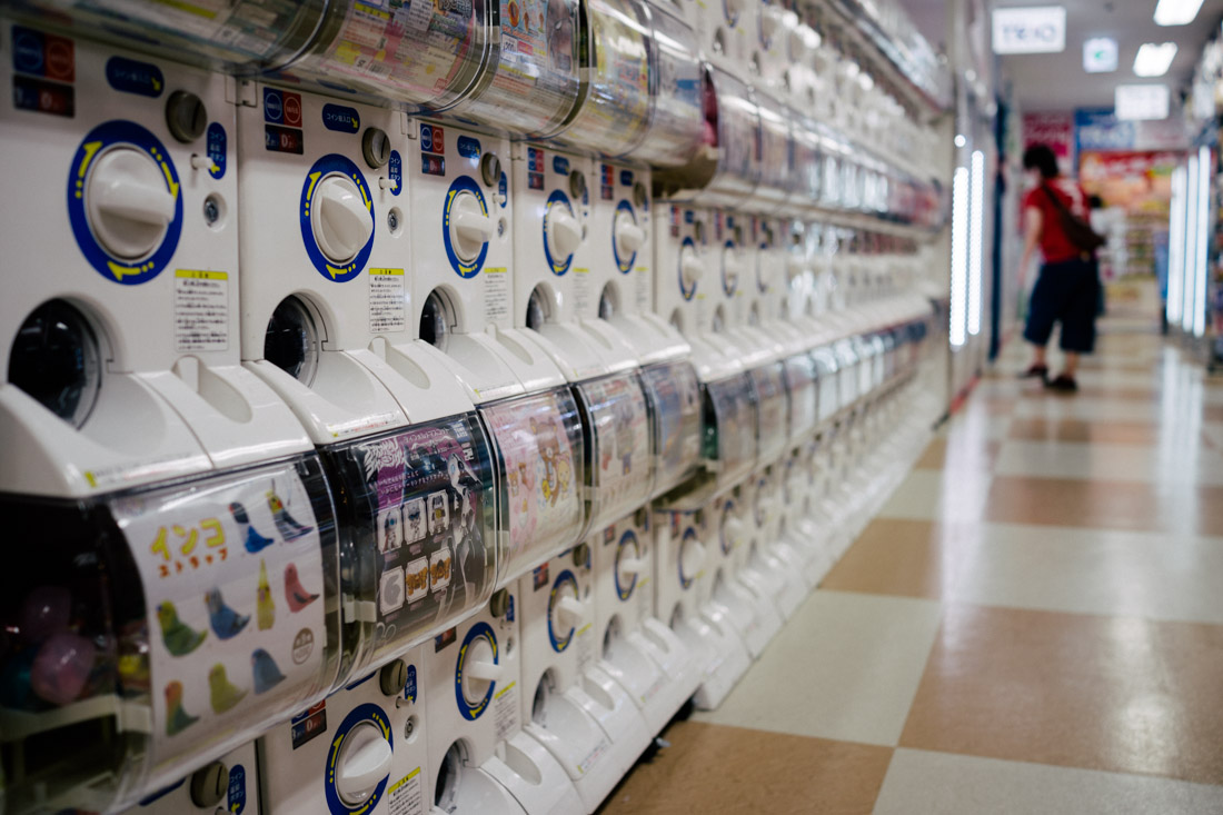 Long rows of gift machines — pick your flavor.