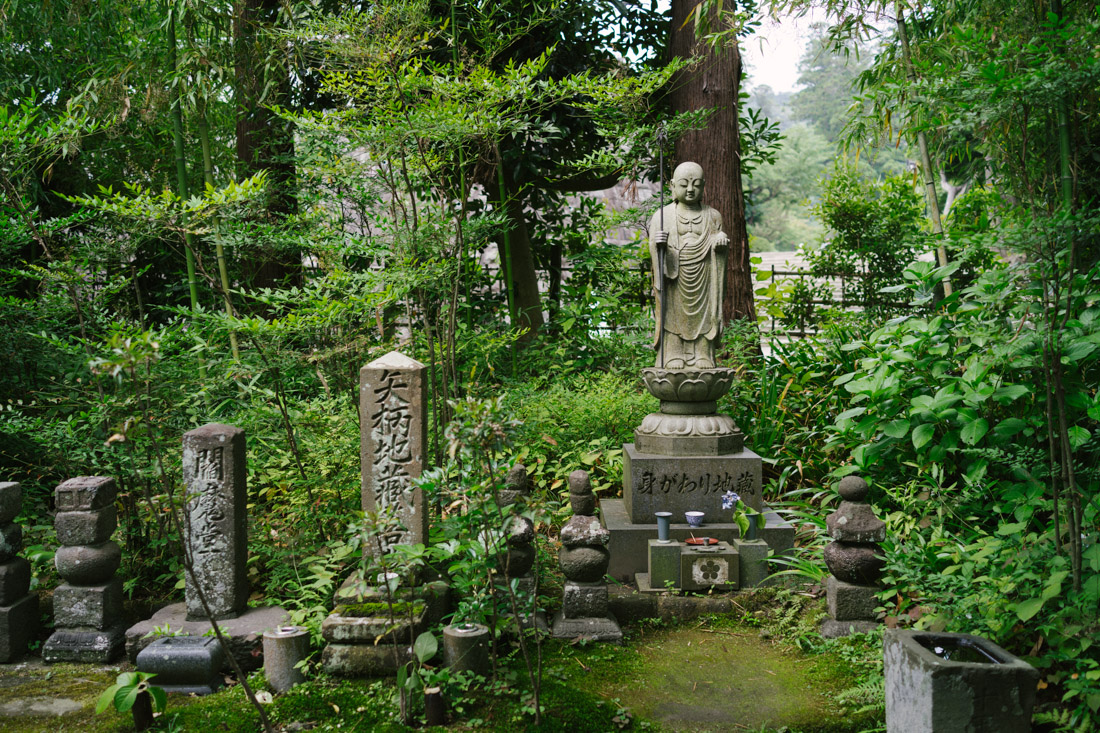 Statuettes inside Engaku-ji.