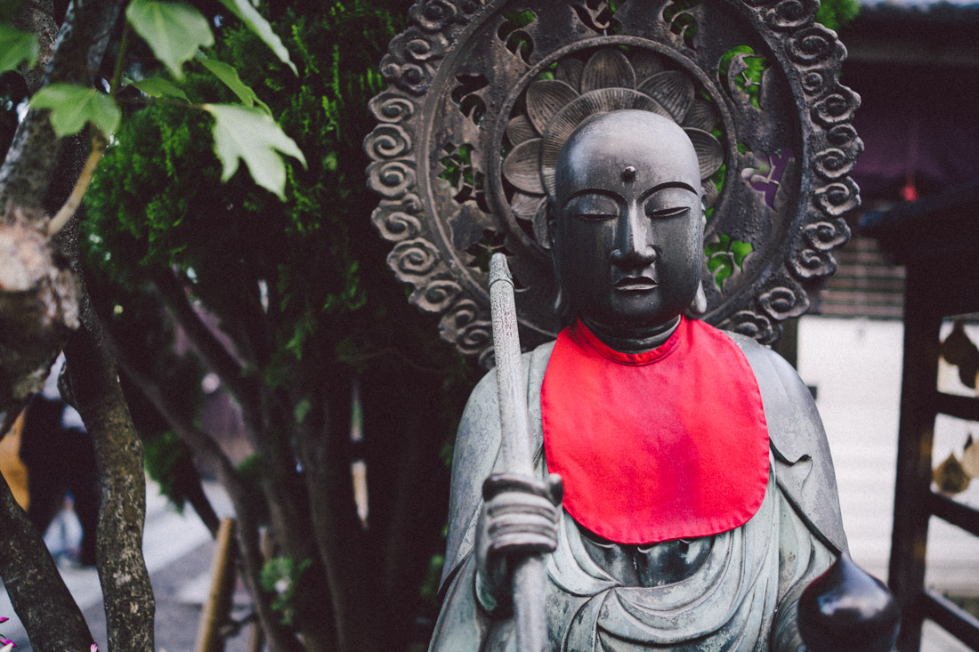 Buddha statuette in a side shrine.