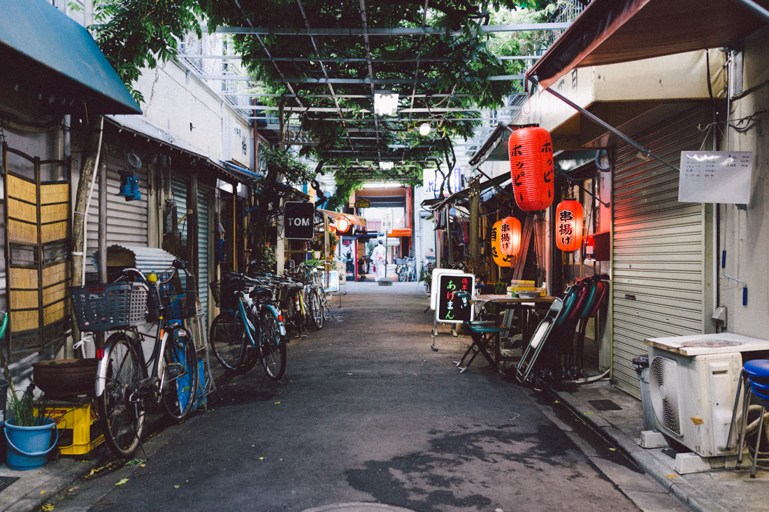 Little side streets where lots of eating and drinking was going on.