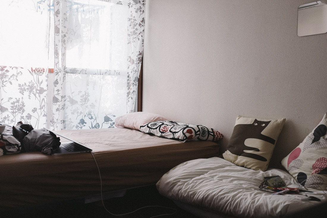 Bed and lounge corner
