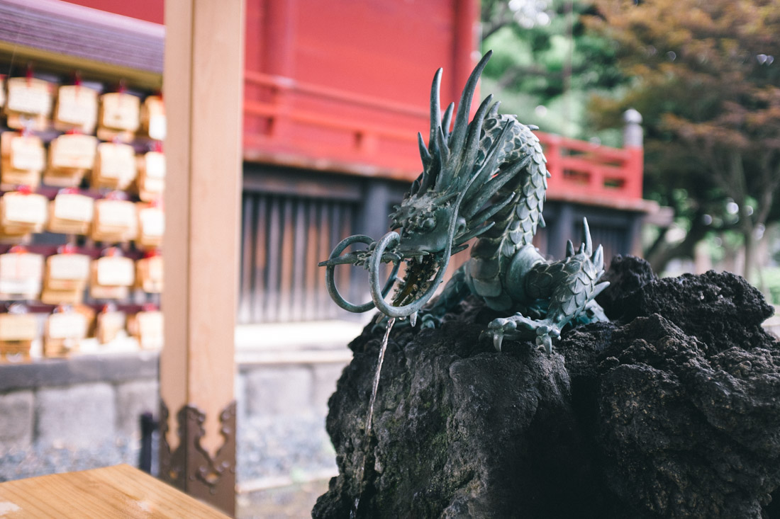 A dragon statue guards the chōzuya.