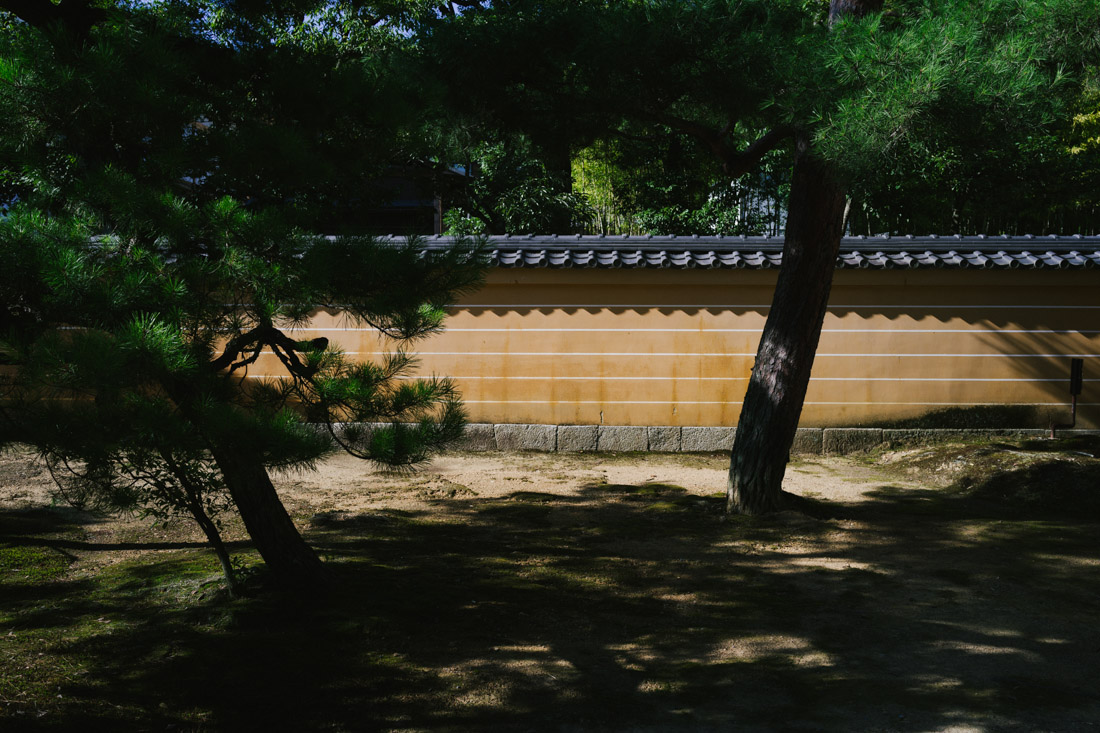 Reached Kinkaku-ji after an hour pedalling through narrow alleys.
