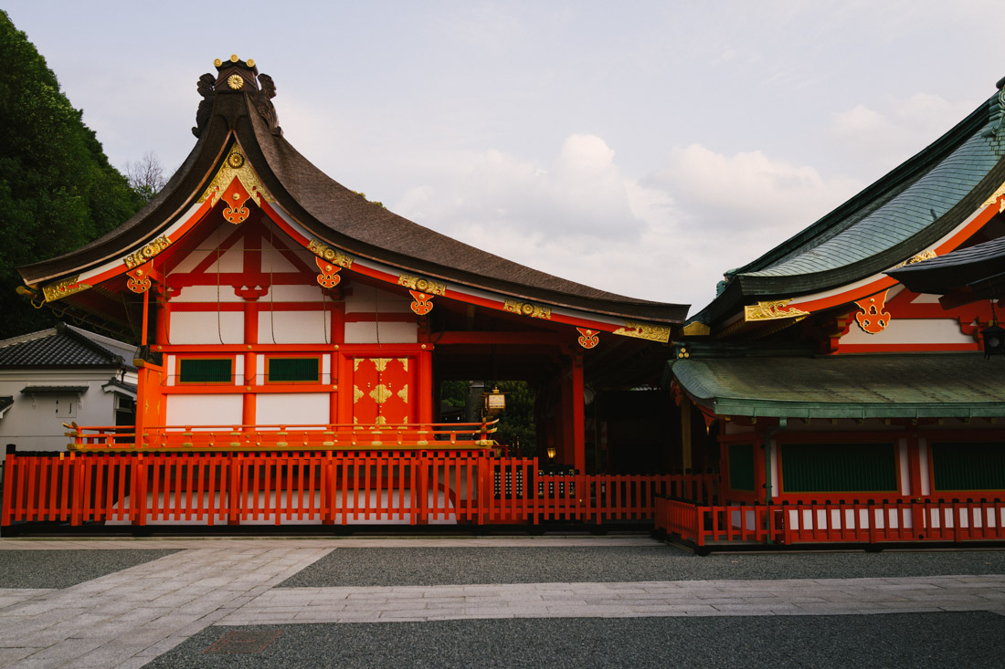 The temples at the base of Inari are not that different from others we’ve seen, as if it does’t want to show what’s behind it.