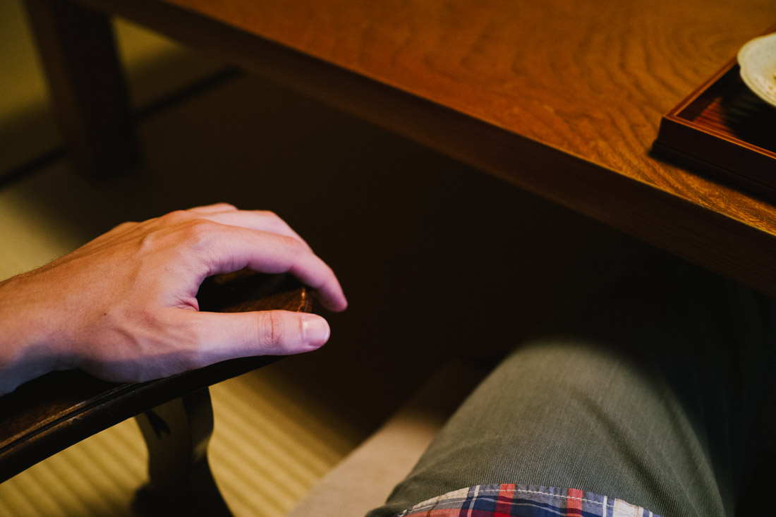 The floor chairs are quite comfortable, even though you have to get used to finding the right position for your legs.