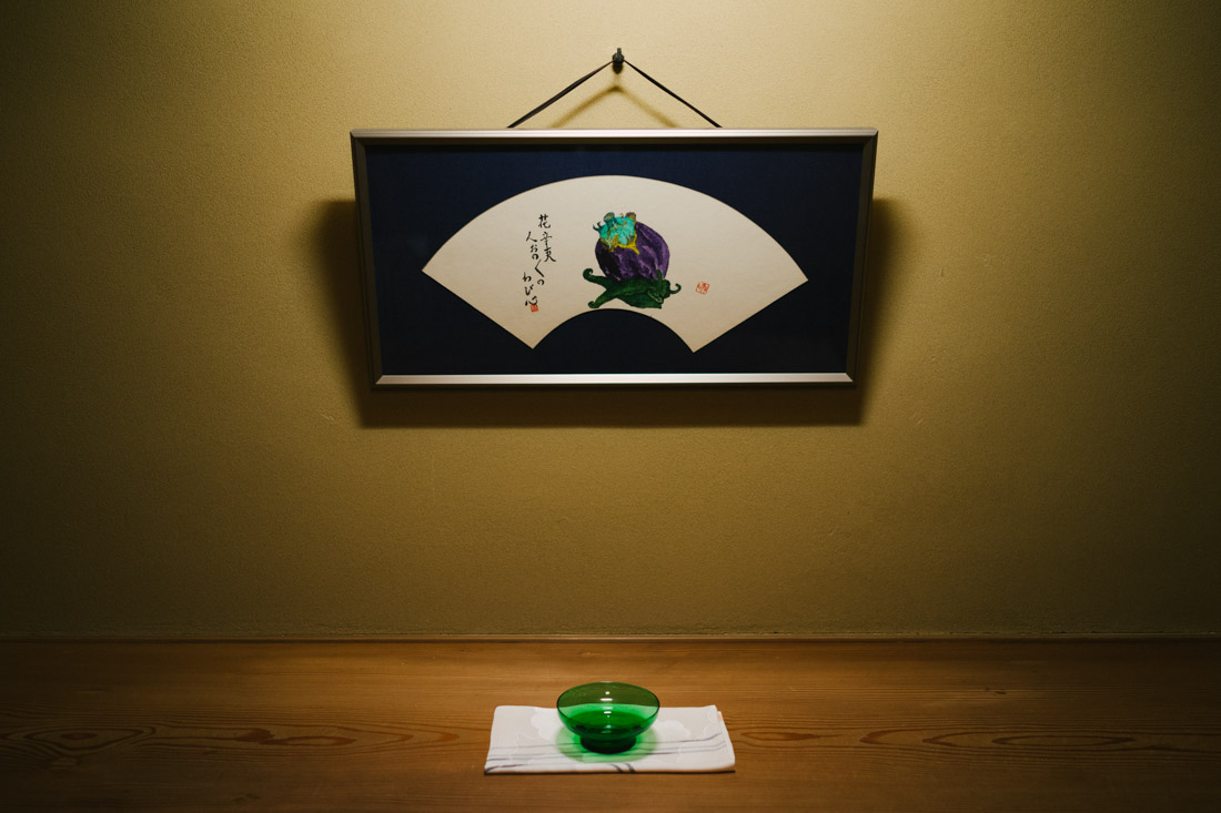 Small hall at the entrance of our bedroom, showcasing the scroll. Lights seem to be positioned with the sole purpose of showcasing what they need to showcase only, tiny details.